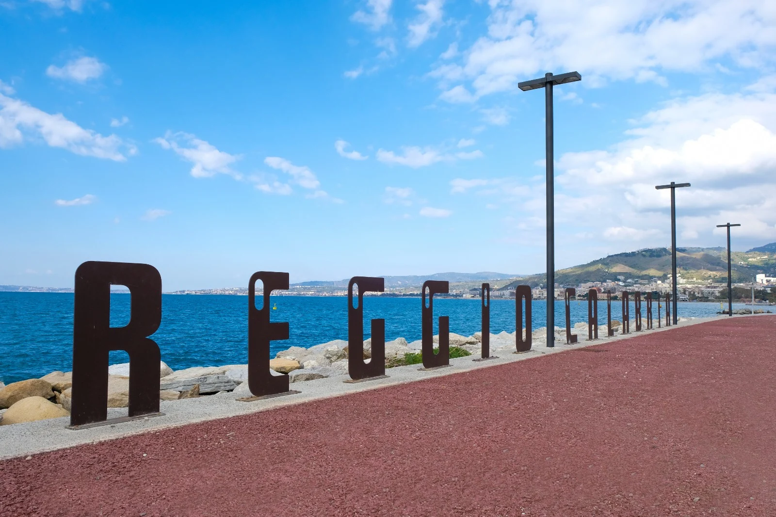 Il lungomare di Reggio Calabria e le lettere REGGIO